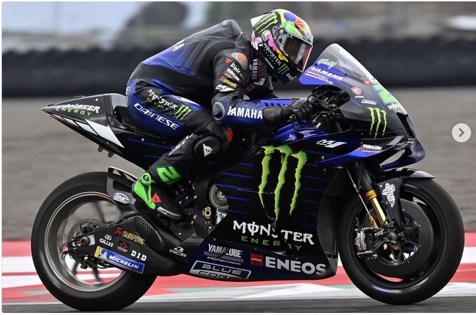 pembalap yamaha monster fabio quartararo saat memacu motornya di sirkuit mandalika foto instagram @fabio quartararo